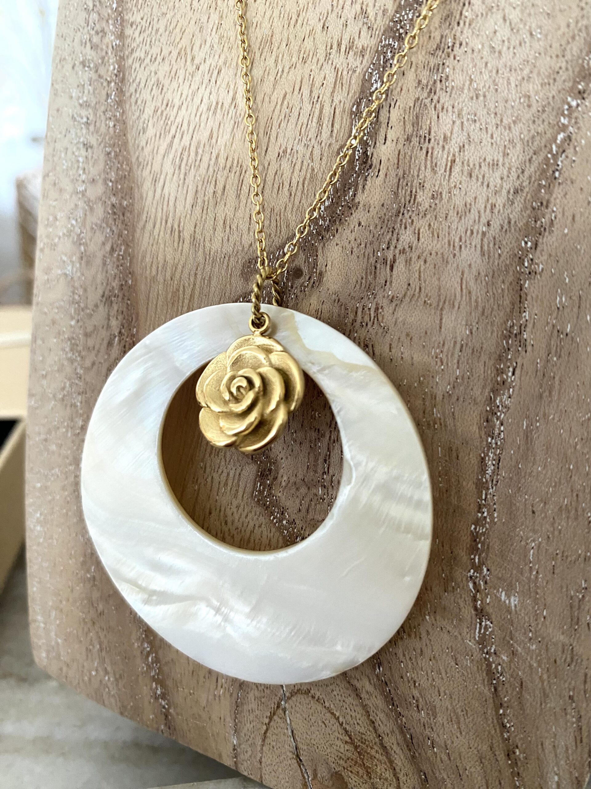 collier-sautoir-dore-acier-inox-cercle-nacre-rose-fleur-bijoux-cadeaux-femme