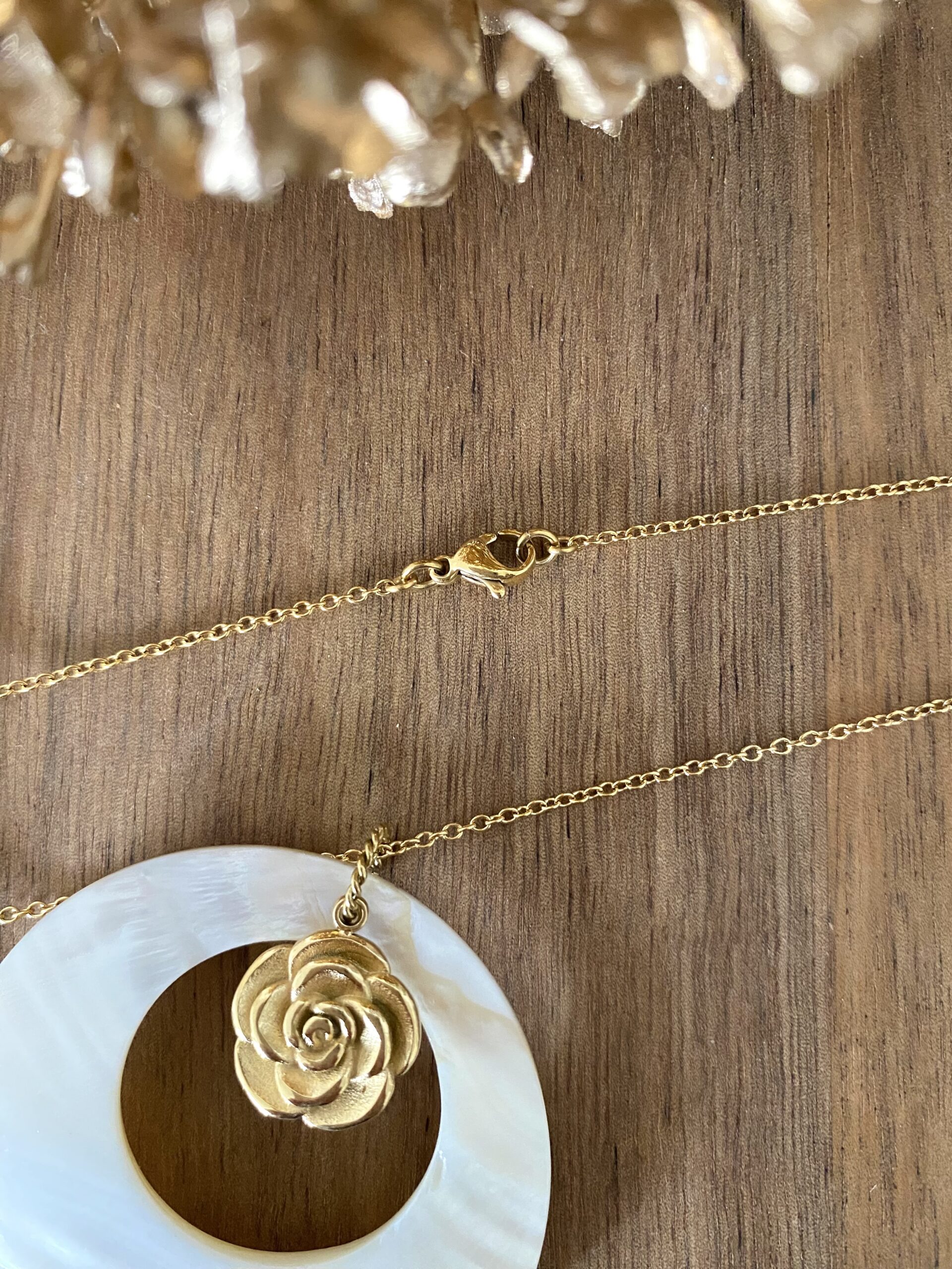 collier-sautoir-dore-acier-inox-cercle-nacre-rose-fleur-bijoux-cadeaux-femme